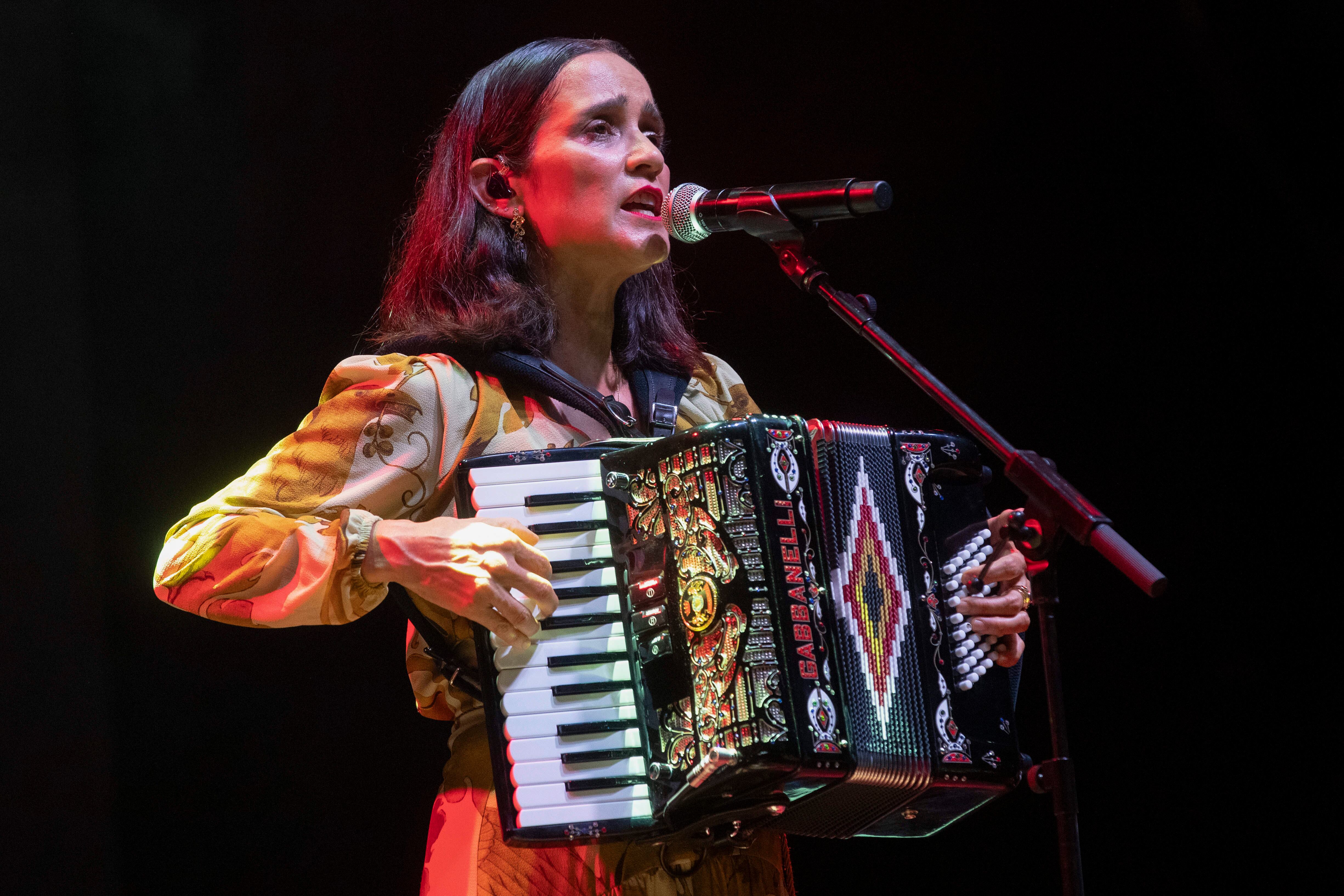 CARTAGENA, (MURCIA), 19/07/2024.- La cantante mexicana Julieta Venegas durante el concierto que ha ofrecido en la jornada inaugural del Festival La Mar de Músicas de Cartagena, este viernes en el Auditorio Paco Martín de Cartagena. EFE/Marcial Guillén
