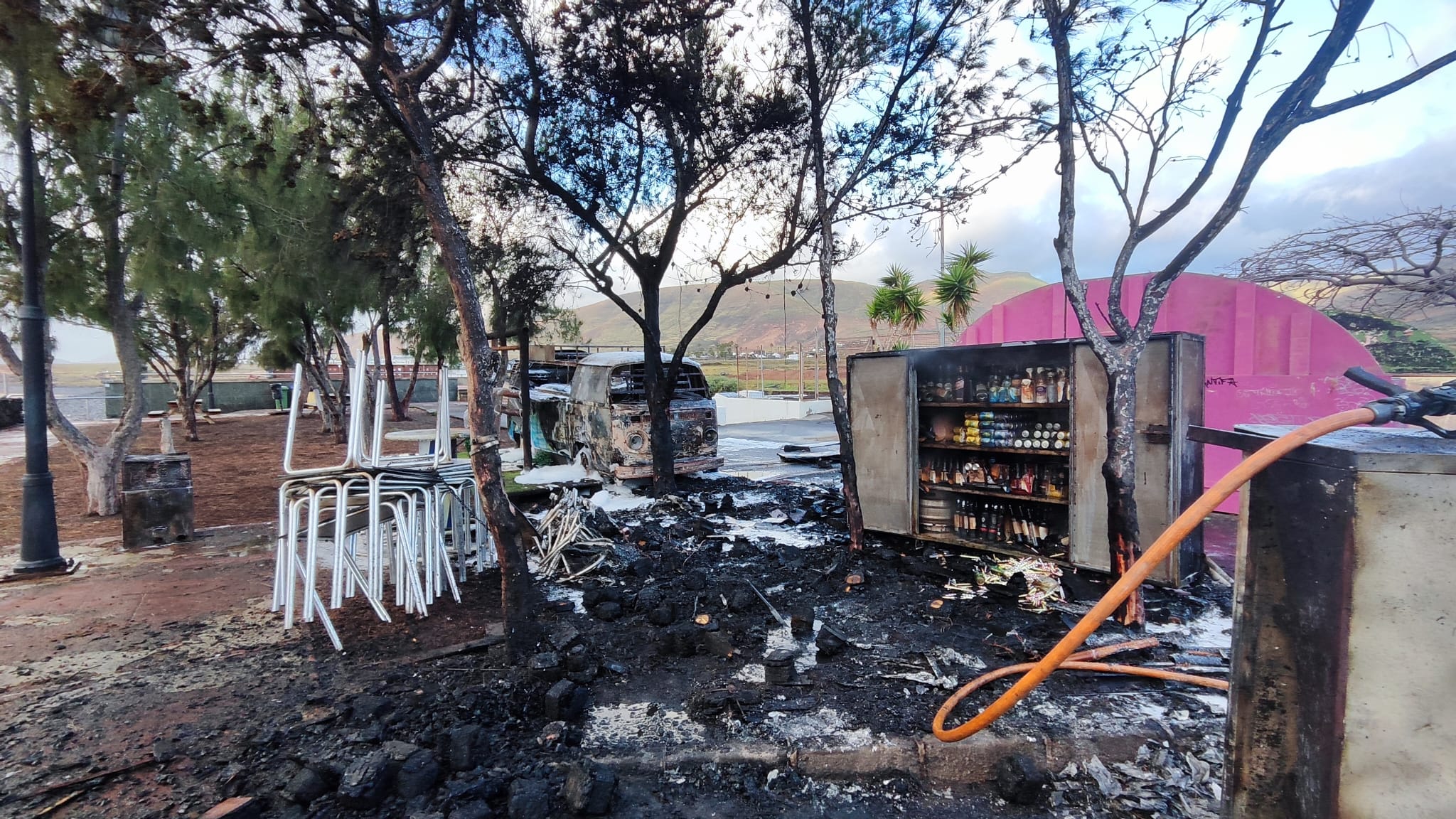 El fuego arrasa la furgoneta-bar de la playa de Arrieta, en Lanzarote.