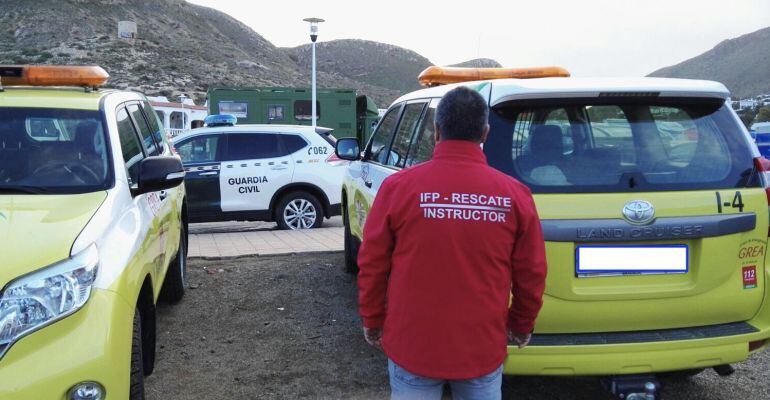 Un empleado de IFP Rescate durante la búsqueda de Gabriel en Almería.