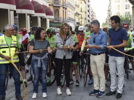 Corte cinta edición 2024 con los representantes del ayuntamiento de Huesca, DPH, Jefatura de tráfico y club ciclista oscense