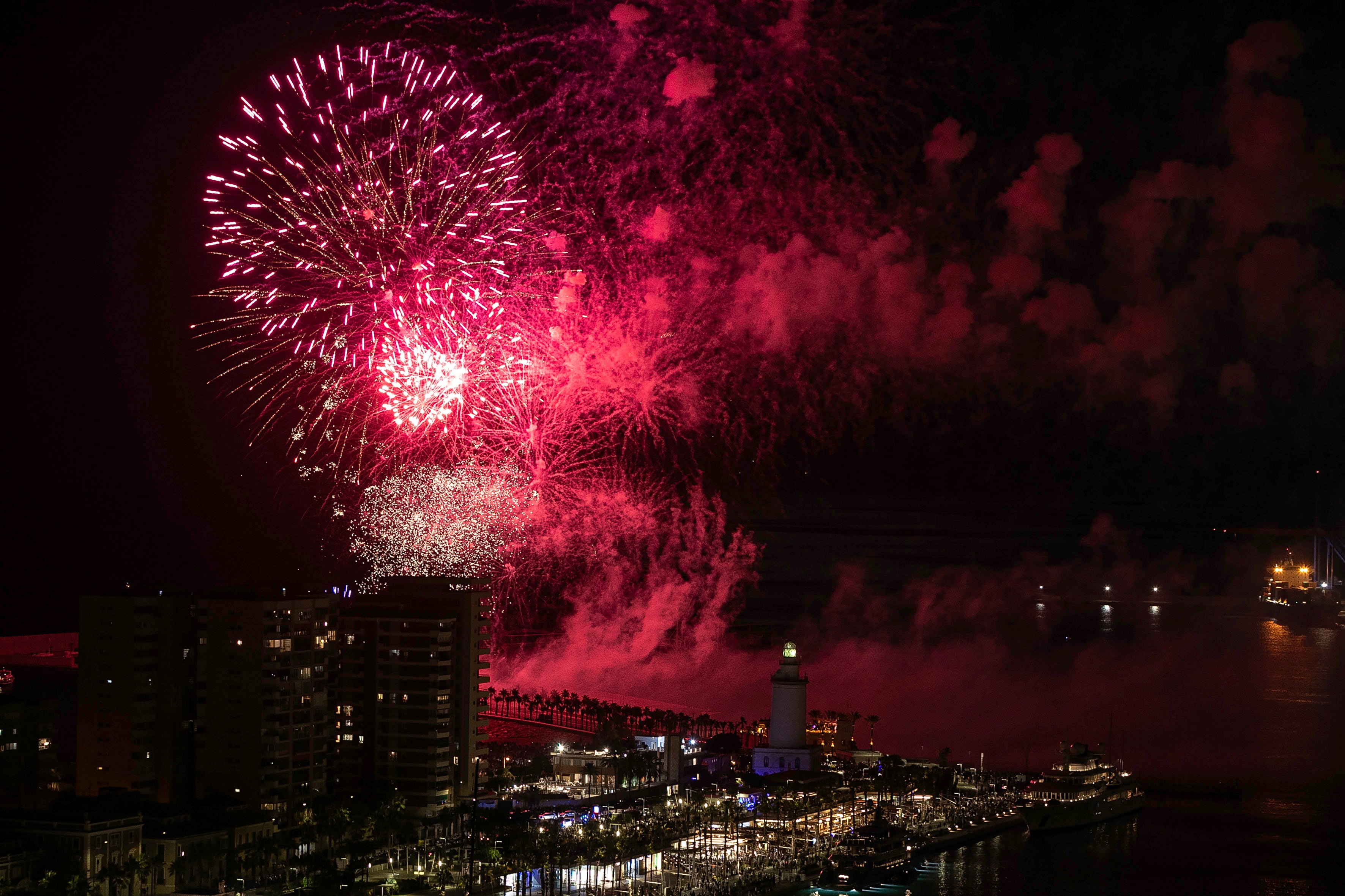 Vista de los fuegos artificiales sobre el muelle hoy viernes con motivo de la inauguración de la Feria de Málaga .EFE/Jorge Zapata