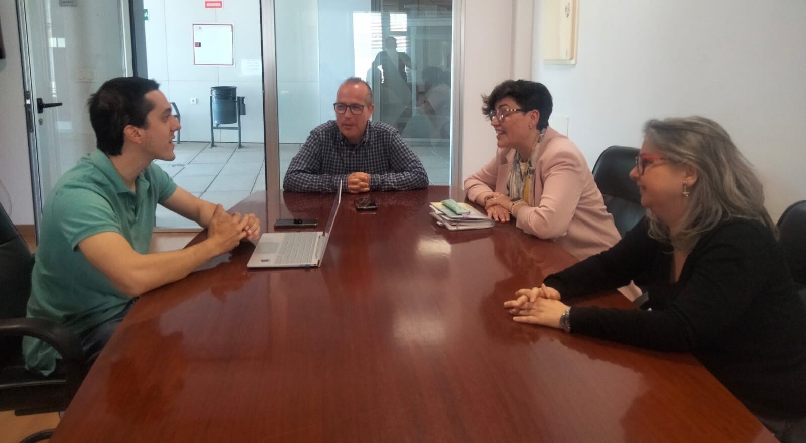 De izqda a dcha, el concejal responsable de Imefe, Luis García, el presidente de Down Jaén, Javier Valsera, junto a otras dos responsables de la asociación.