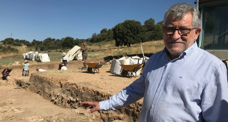 Ángel Felpeto, consejero de Educación, Cultura y Deporte de Castilla-La Mancha, en el yacimiento arqueológico de Noheda, en Cuenca.