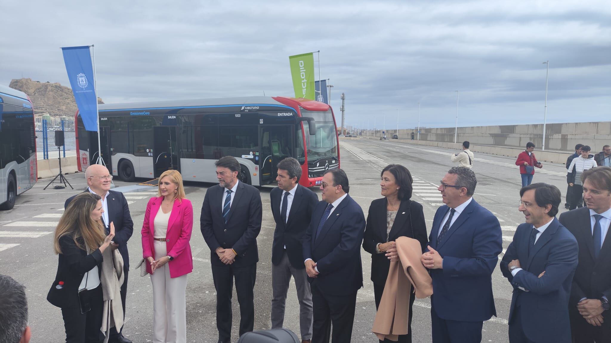 El president, Carlos Mazón, el alcalde Barcala y otras autoridades junto al CEO del Grupo Vectalia, Antonio Arias, durante la presentación de los nuevos autobuses eléctricos de Alicante