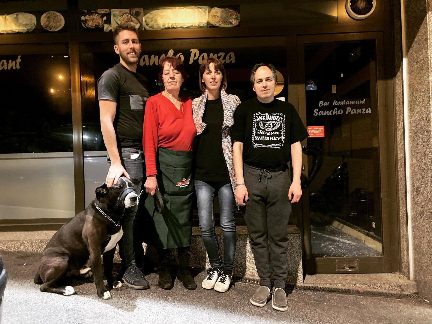 Sofia Domingos amb la seva família el darrer dia d'obertura del bar Sancho Panza.