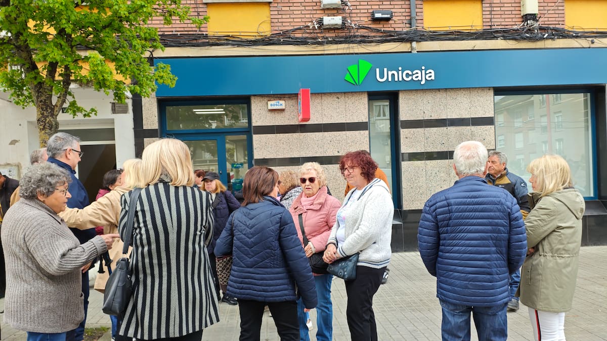 Unicaja inicia la mudanza de Flores del Sil pese a las protestas vecinales