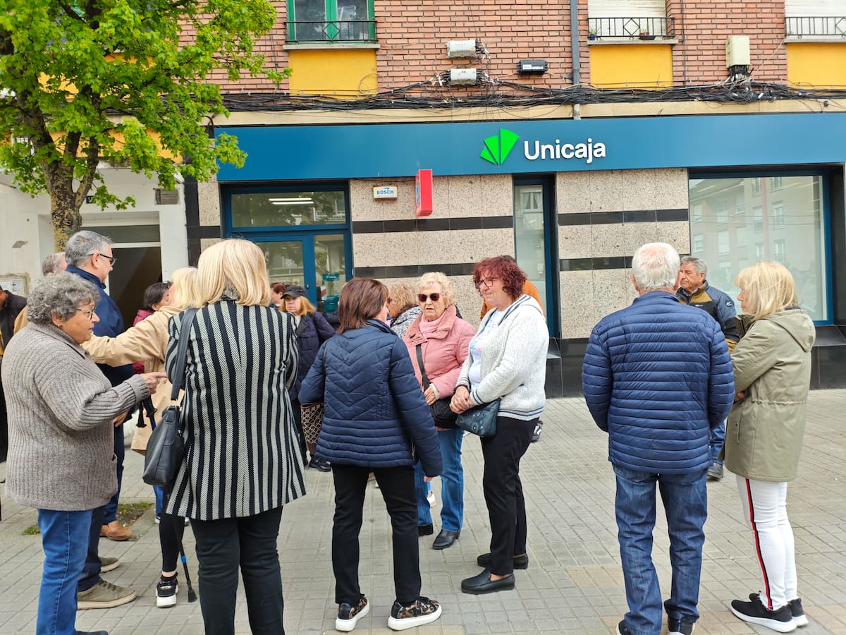 Unicaja inicia la mudanza de Flores del Sil pese a las protestas vecinales