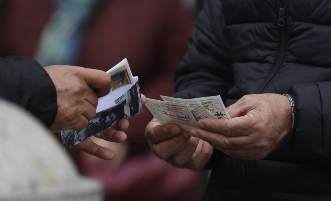 Una persona con varios décimos de lotería de Navidad.