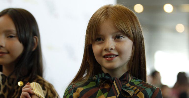 Unas niñas modelan ropa de la casa española, Señorita Lemoniez,