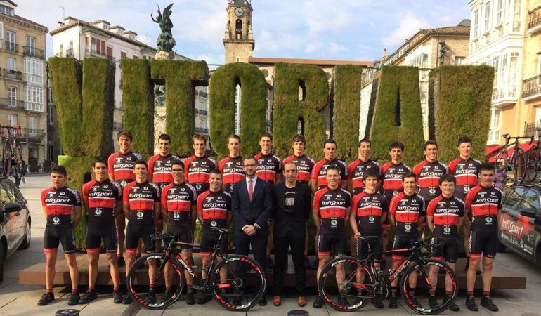 La plantilla del Infisport-ArabaEus con su director, Gorka Beloki, en el centro de la imagen.