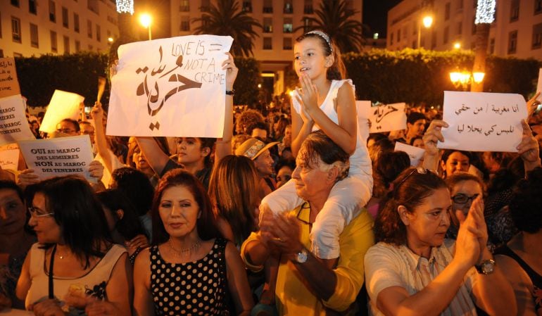 Ciudadanos marroquíes vistos hoy, lunes 6 de julio de 2015, sosteniendo una pancarta en una protesta en Rabat (Marruecos). Cientos de marroquíes salieron a protestar en contra del arresto de dos mujeres que enfrentan cargos de &quot;indecencia&quot;, además de prot