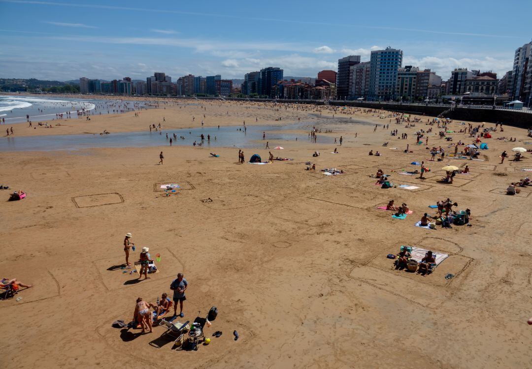 Playa de San Lorenzo (Gijón) el pasado verano con distancias de seguridad.