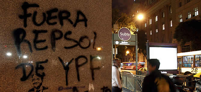 Pintada con el lema &quot;Fuera Repsol de YPF&quot; en una calle de Buenos Aires