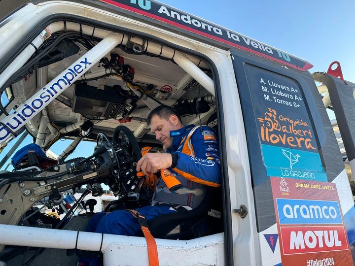 Albert Llovera revisa l'estat del seu vehicle al Dakar.