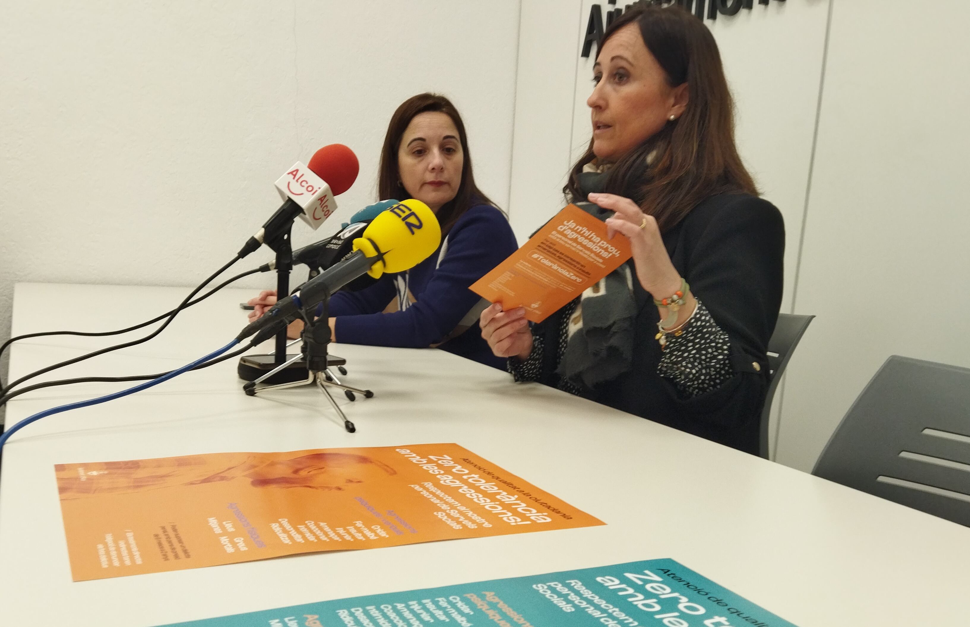 Piedad España, jefa del departamento de Políticas Inclusivas, y Aroa Mira, edil de Políticas Inclusivas, presentando la campaña de prevención de agresiones al personal de servicios sociales.