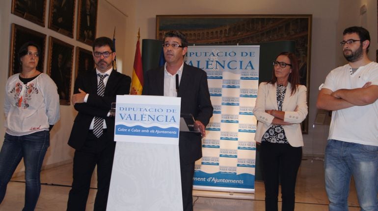 El presidente de la Diputación de Valencia, Jorge Rodríguez, la vicepresidenta Maria Josep Amigó, y el diputado de Cooperación Municipal, Emili Altur, han presentado las bases del Plan de Inversiones Sostenibles  
 