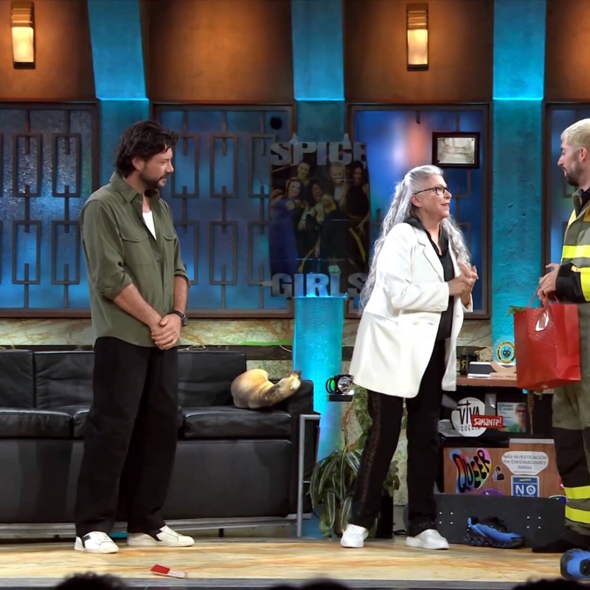 Kiti Mánver se presenta en ‘La Revuelta’ con molletes de Antequera para David Broncano