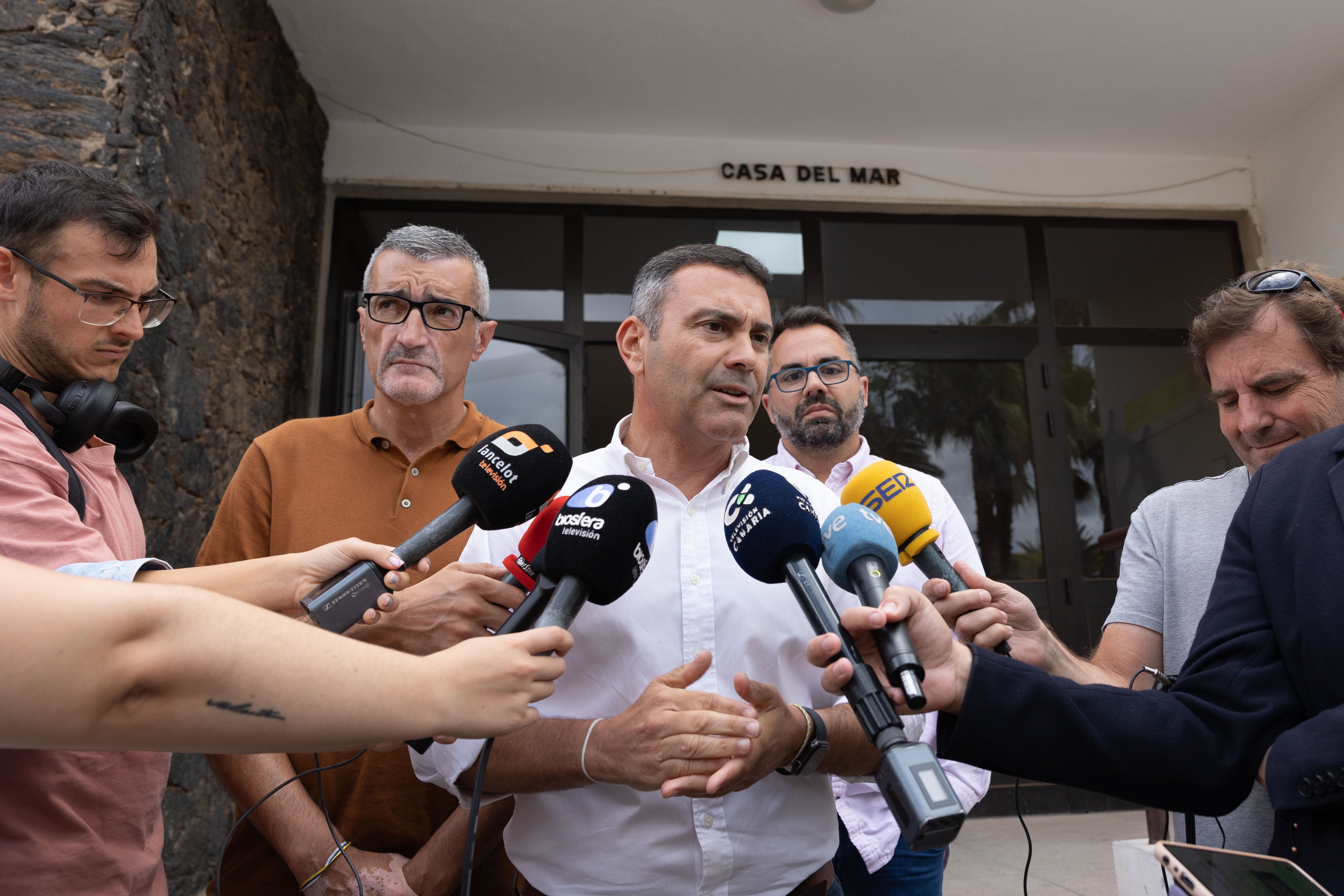 El presidente del Cabildo de Lanzarote, Oswaldo Betancort, atendiendo a los medios junto a la Casa del Mar de Arrecife.