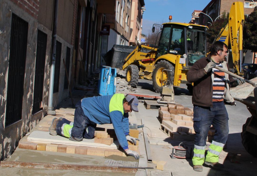 Empleados municipales trabajan en la mejora de aceras en Cuéllar