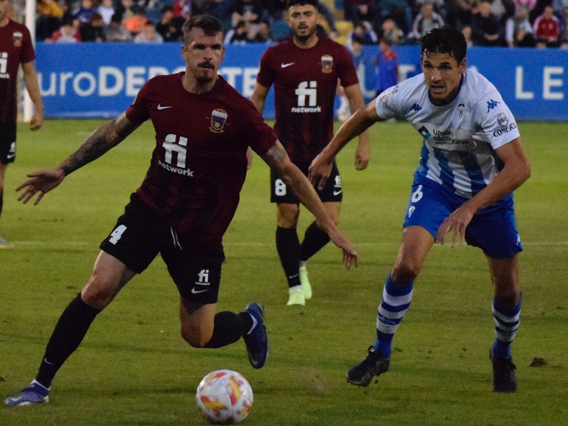 El azulgrana Pardo controla el balón ante Fran Miranda