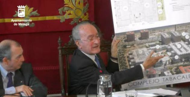 El alcalde de Málaga, Francisco de la Torre, muestra un panel con la imagen del complejo de Tabacalera durante el pleno extraordinario de Art Natura