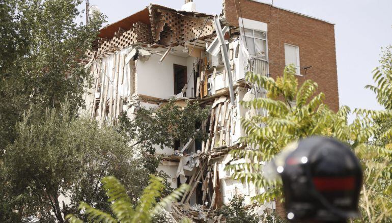 Uno de los edificios afectados por el derrumbe en la Calle Duquesa de Tamames, en Carabanchel.