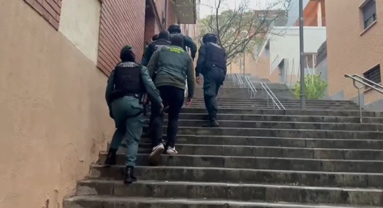 Un momento de la Operación Kandyl, con la entrada de la Guardia Civil a uno de los pisos de los detenidos