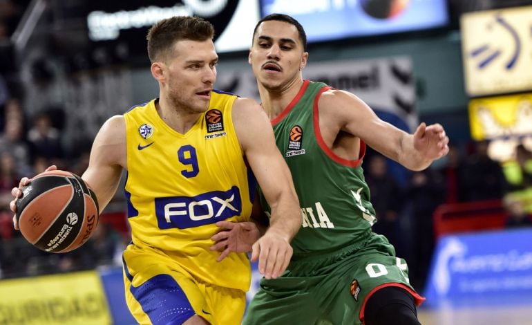 El escolta del Maccabi Fox Tel Aviv Gal Mekel intenta zafarse del base del Baskonia, Shane Larkin.