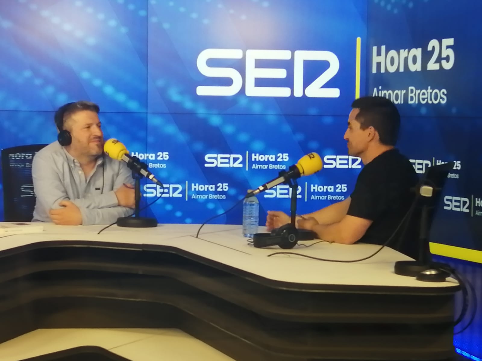 Aimar Bretos con Jorge Dioni López en los estudios centrales de la Cadena SER