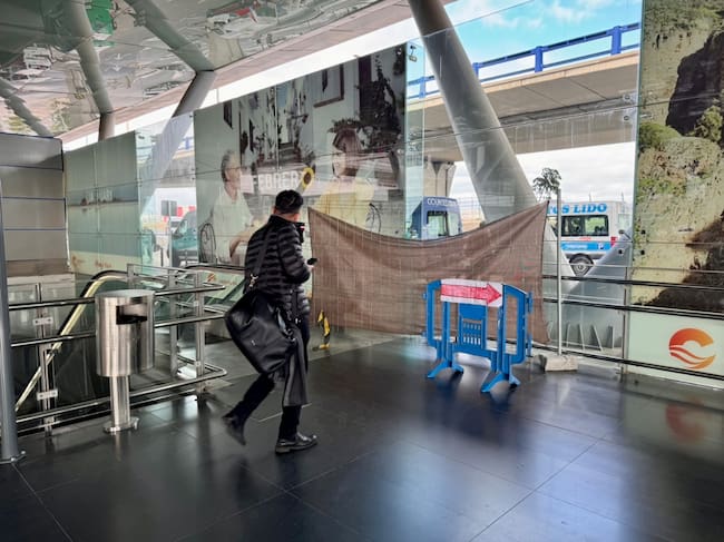 Un usuario se sorprende con la escalera mecánica rota