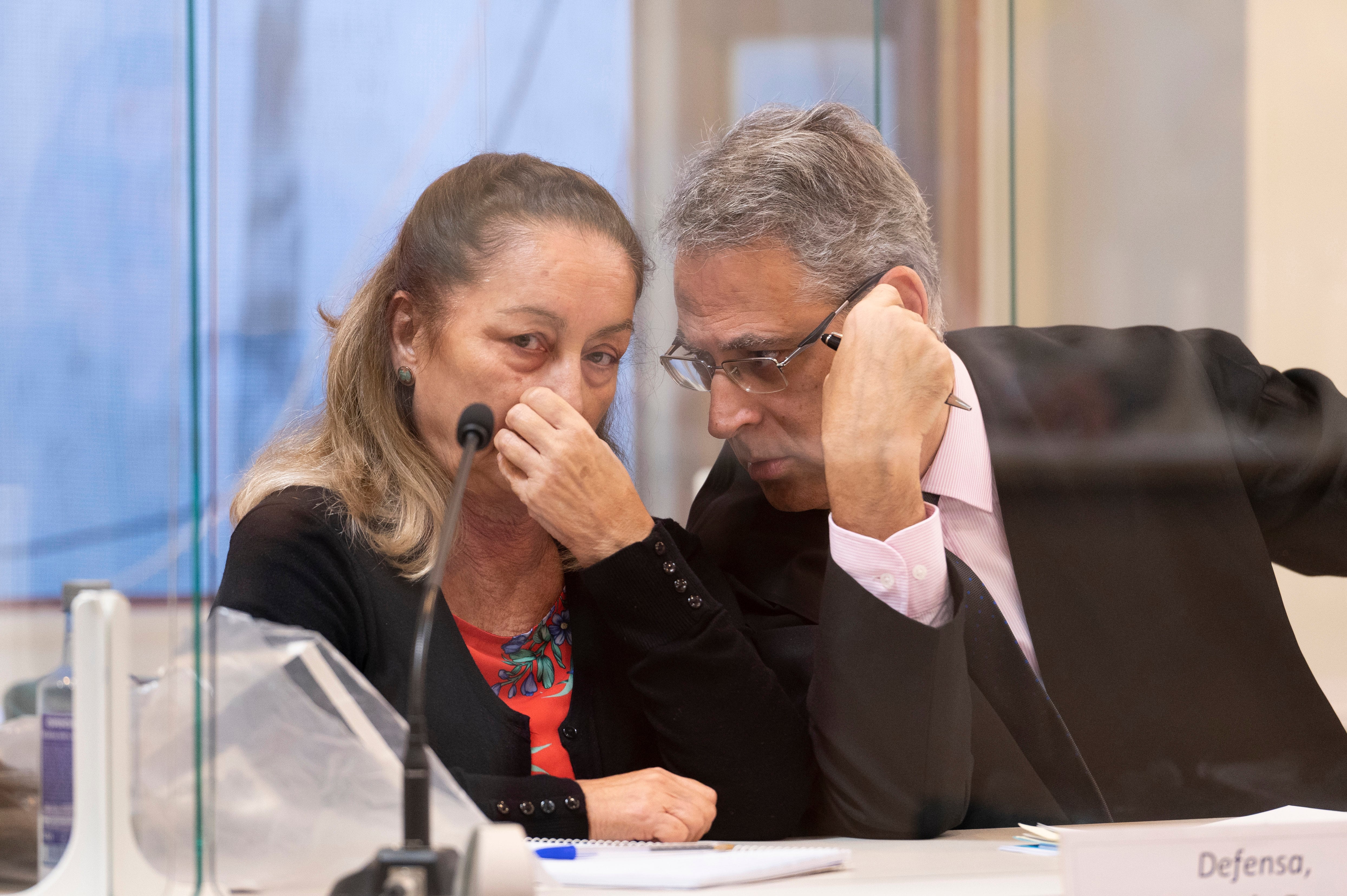 La acusada de asesinar a su pareja, cuya cabeza apareció en una caja en la casa de su amiga, en Castro Urdiales, este viernes en la Audiencia de Cantabria junto a su abogado, durante la quinta sesión del juicio con Jurado en la que ha comenzado el estudio de las pruebas periciales, entre ellas, la autopsia del cráneo.