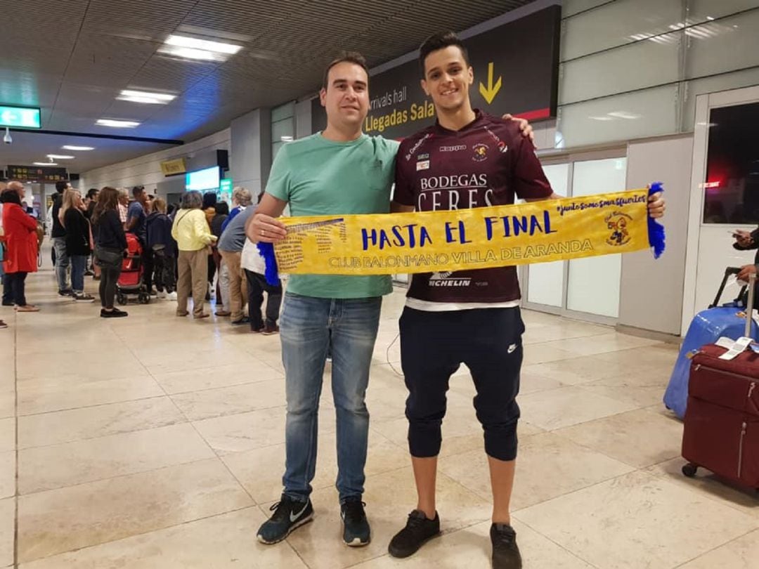 El brasileño a su llegada a España junto con el presidente del club.