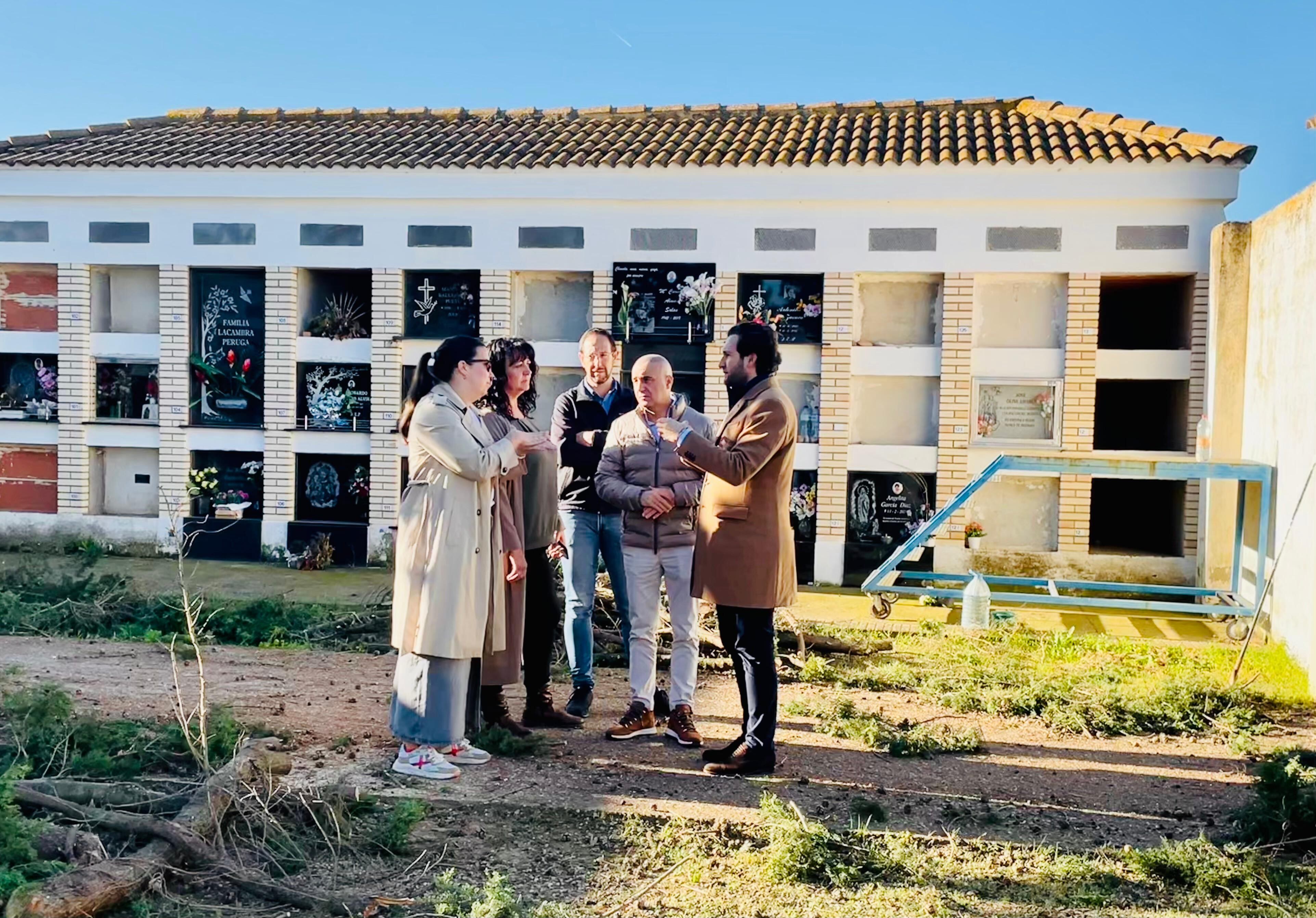 El alcalde de Monzón, Isaac Claver, ha visitado el cementerio para ver el inicio de la actuación