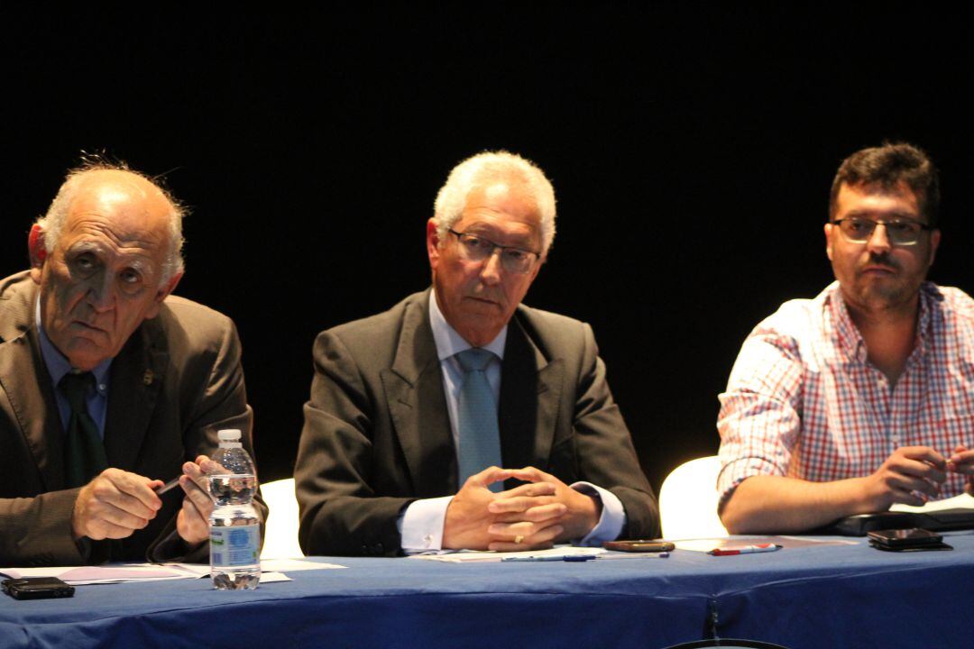 Rafael Coca, presidente del Xerez DFC, en el centro de la imagen