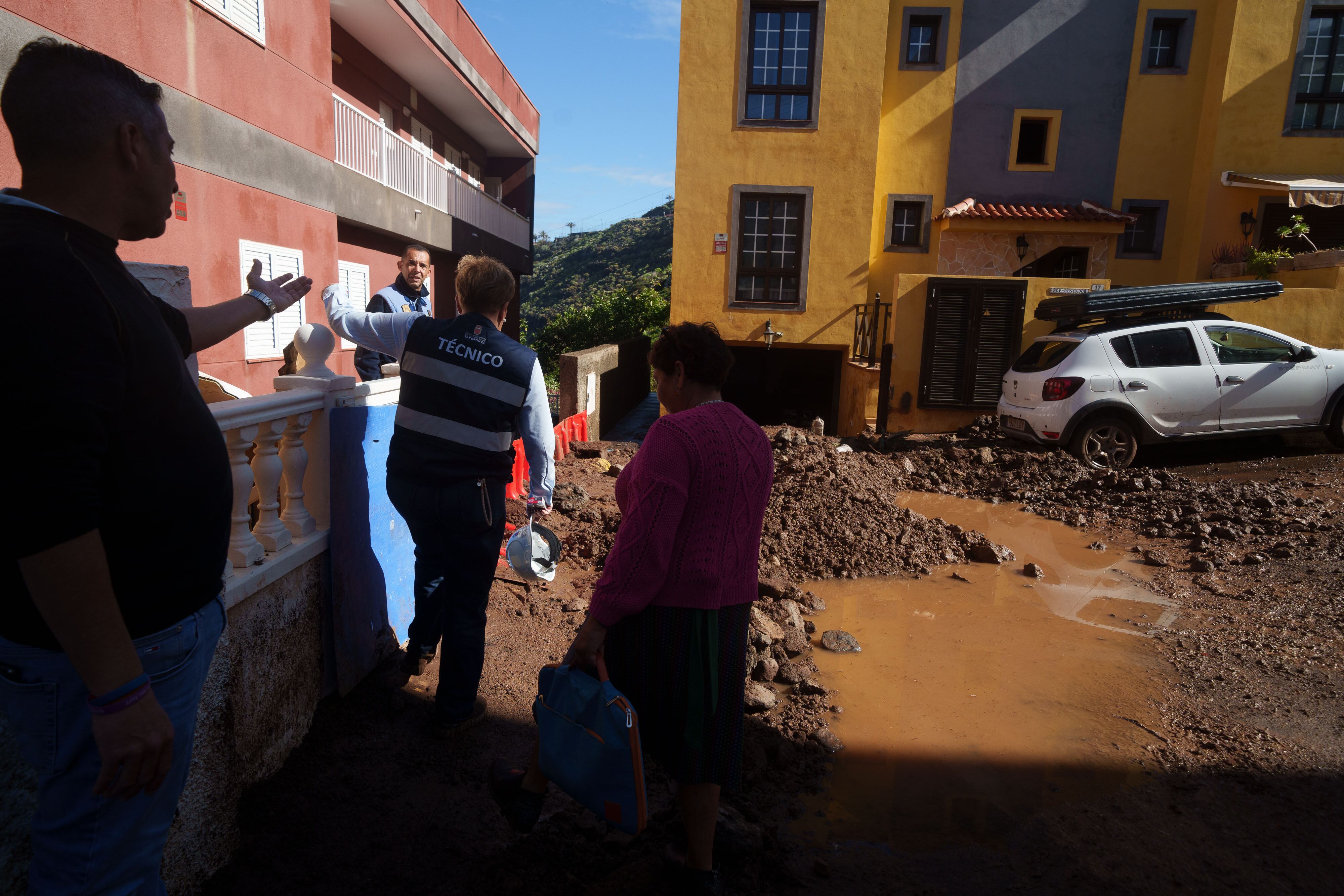 GRAFCAN1827. TACORONTE (TENERIFE) (ESPAÑA), 25/03/2026.- Unos vecinos han tenido que ser desalojados de sus viviendas en la localidad costera de El Pris, en el municipio tinerfeño de Tacoronte, tras las fuertes lluvias registradas la pasada noche por el paso de la borrasca Therese por Tenerife. EFE/Ramón de la Rocha