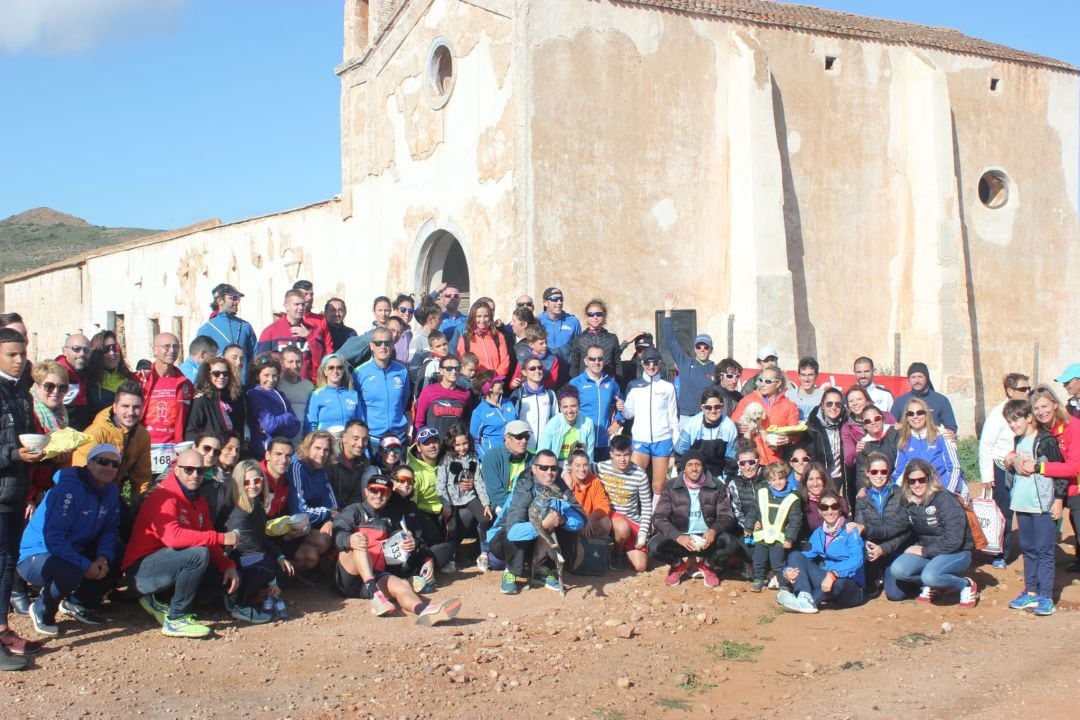 Los campeones en las distintas categorías posan tras la carrera.