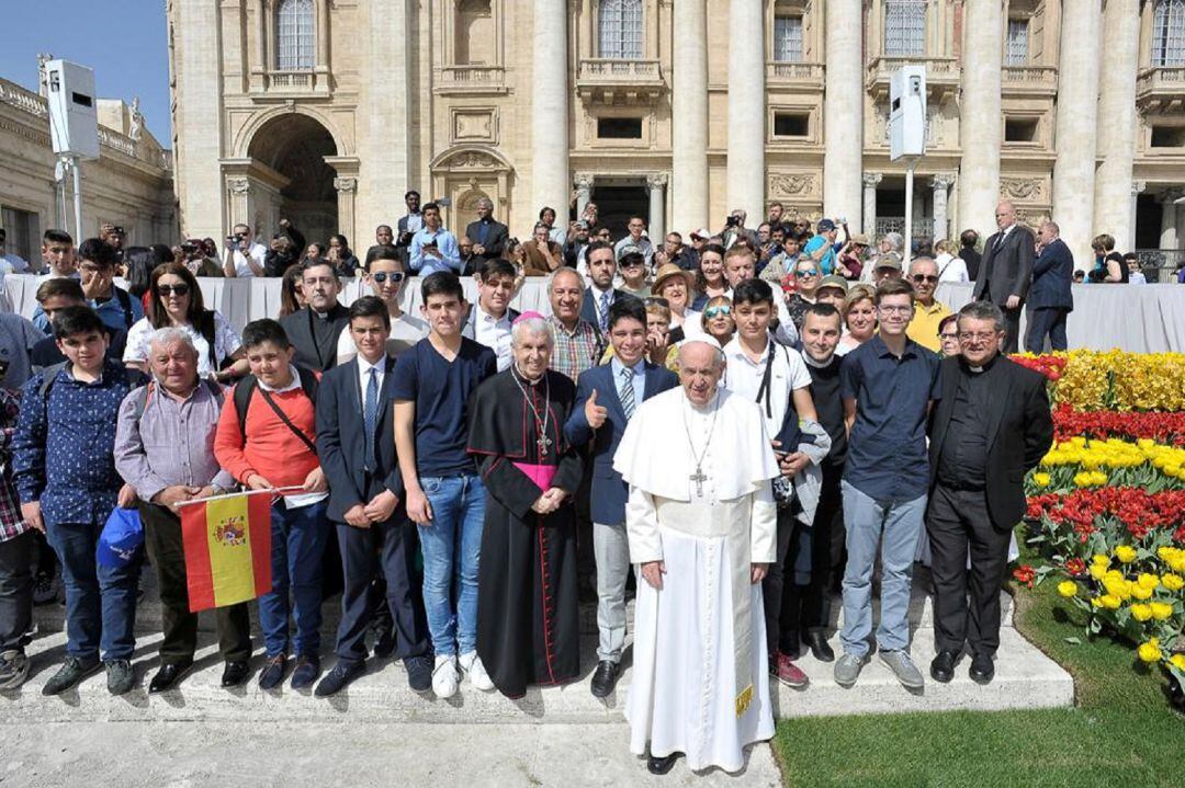 El Papa Francisco posa con los alumnos del Seminario menor de Tui-Vigo