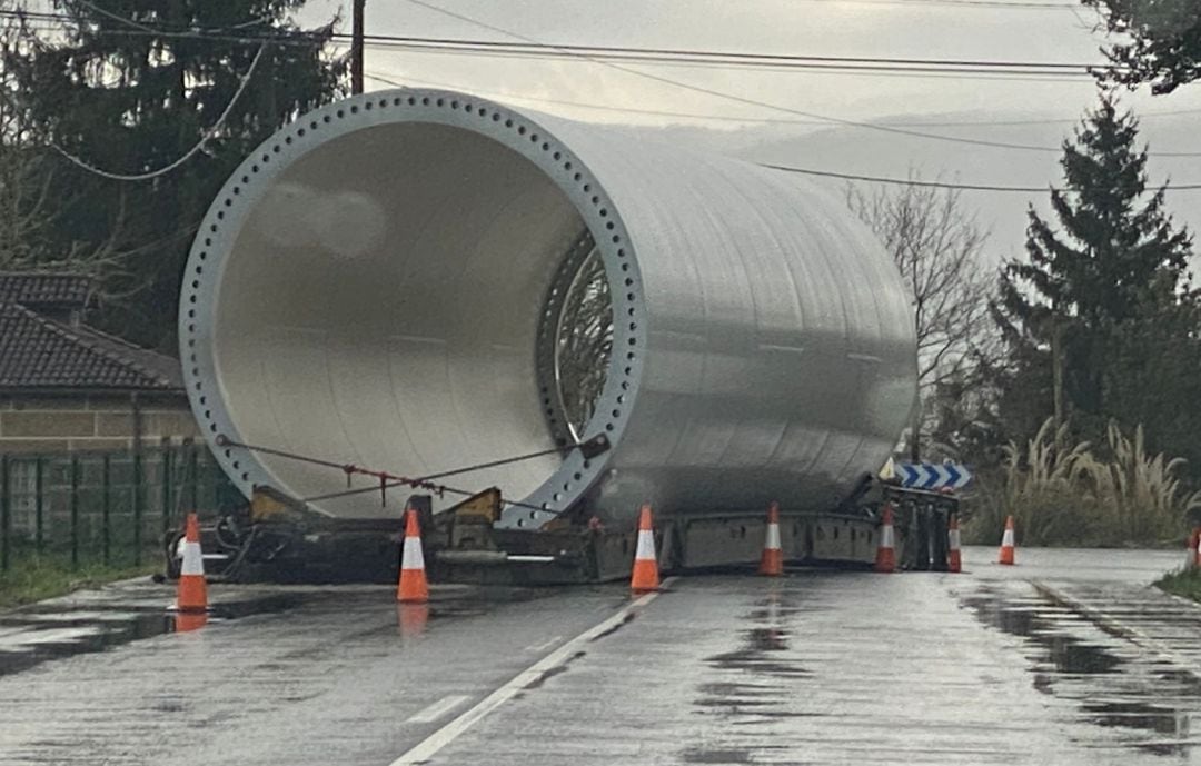 El transporte eólico bloqueó la carretera casi por completo