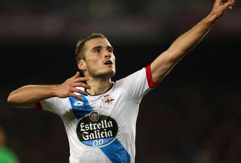 El centrocampista del Deportivo Alejandro Bergantiños celebra el gol que ha marcado ante el FC Barcelona, el segundo del equipo, durante el encuentro de la decimoquinta jornada de la Liga BBVA de primera división disputado en el Camp Nou. 