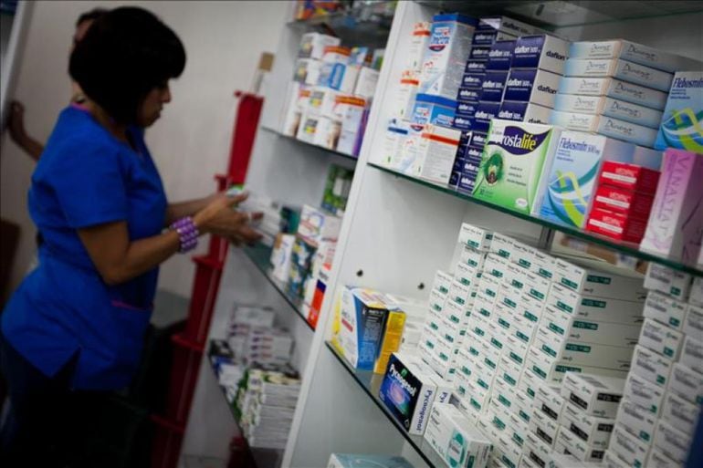 Estantes de medicamentos en una farmacia