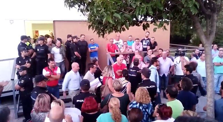 Momento en que el gobierno municipal linense salía del salón de plenos, escoltado y entre insultos