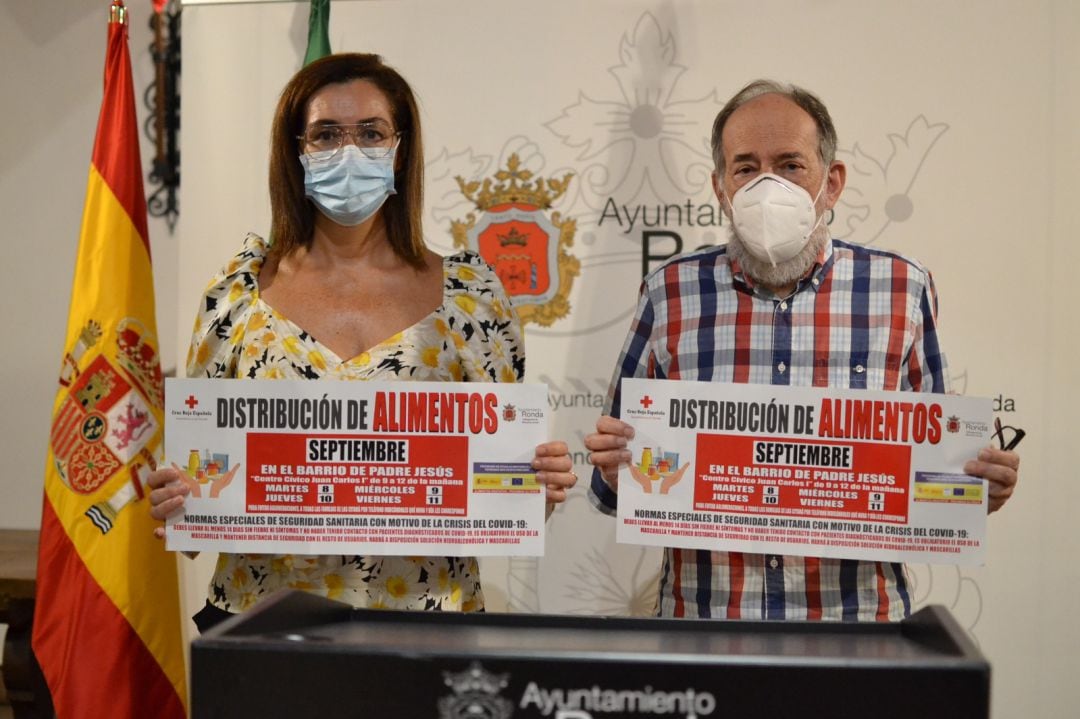 La concejal de Bienestar Social, Cristina Durán, junto al presidente de Cruz Local en Ronda, Antonio Lasanta