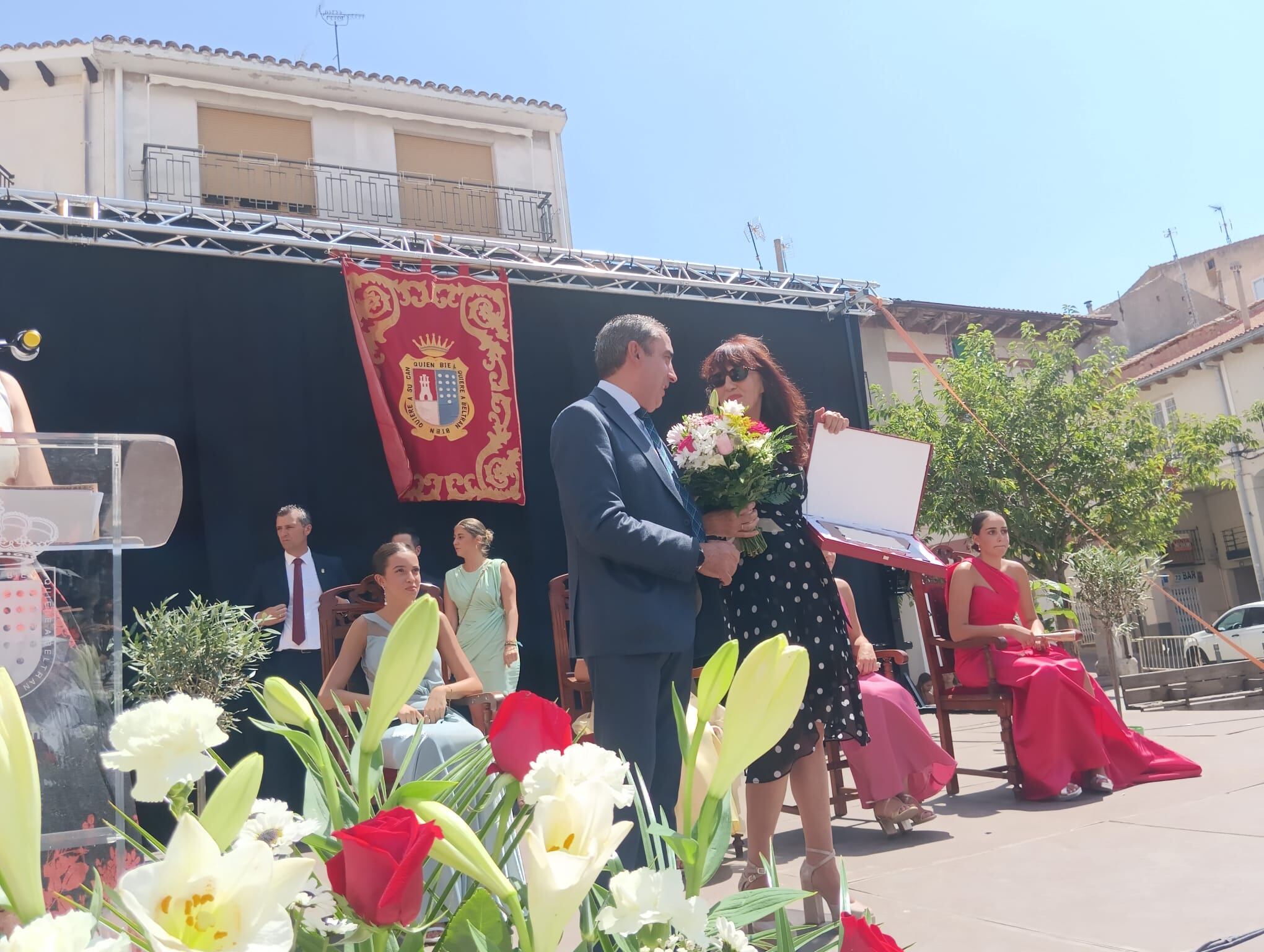 El alcalde de Roa de Duero, David Colinas, y la pregonera, Marisol Esteban Repiso