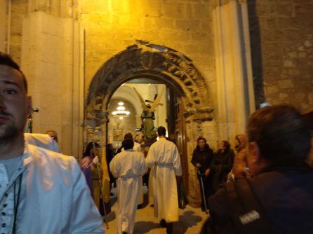 Los pasos de la Hermandad de Jesús en el Huerto también fueron devueltos al interior del templo de San Juan de la Vera Cruz sin poder proesionar por la lluvia este año 2019