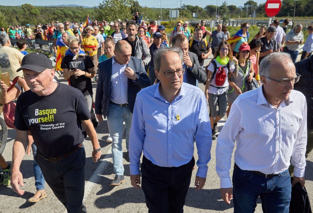 El Presidente de la Generalitat de Catalunya, Quim Torra (c), y el exlehendakari Juan José Ibarretxe (i), junto a los simpatizantes independentistas durante el recorrido por la AP-7 desde Girona de una de las &quot;Marchas por la libertad&quot;, movilizaciones de protesta contra las condenas a los líderes del procés, que arrancan desde cinco puntos -Girona, Vic, Berga, Tàrrega y Tarragona- para confluir el viernes en Barcelona.