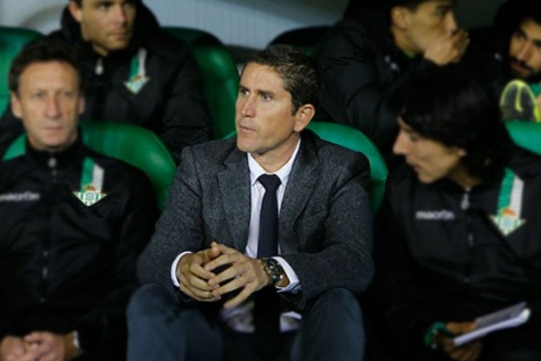 Juan Carlos Garrido durante su estancia en el banquillo del Betis