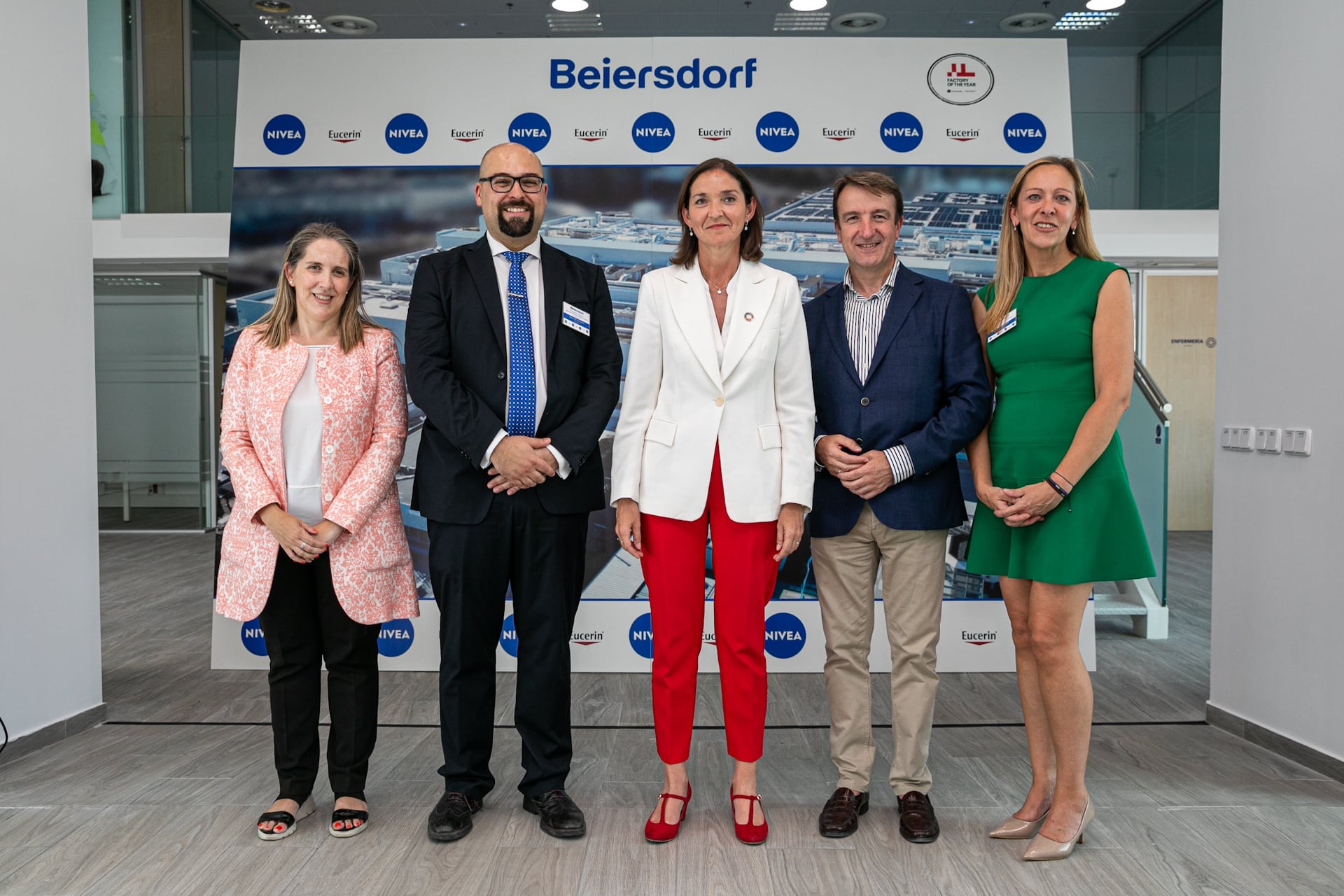 La Ministra de Industria, Comercio y Turismo, Reyes Maroto, la Directora General de Promoción Económica e Industria de la Comunidad de Madrid, Mar Paños y el alcalde de Tres Cantos, Jesús Moreno en la inauguración de la ampliación de la planta de Nivea