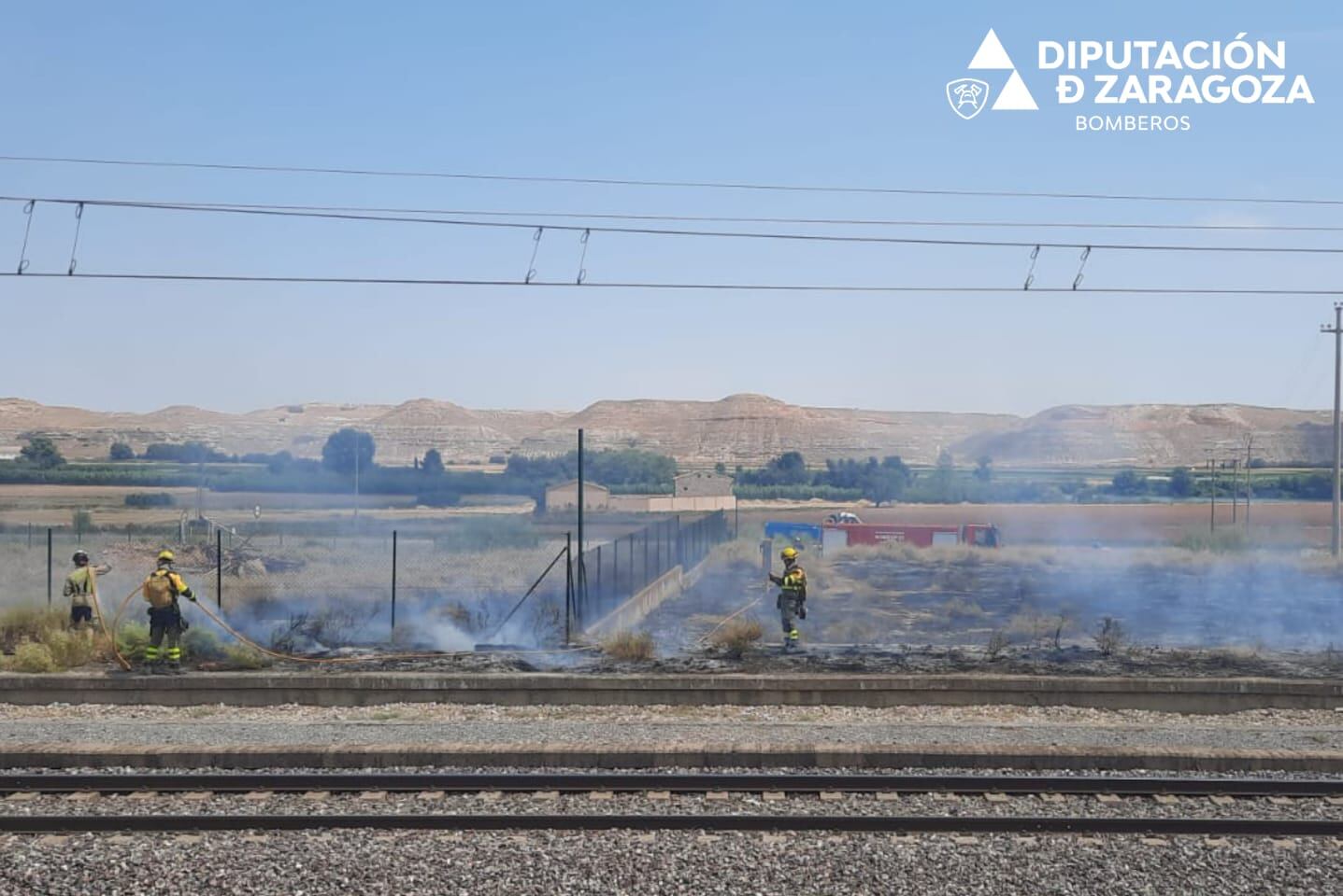 Un tren provoca varios focos de fuego al ir soltando chispas a su paso por Velilla de Ebro (Zaragoza)