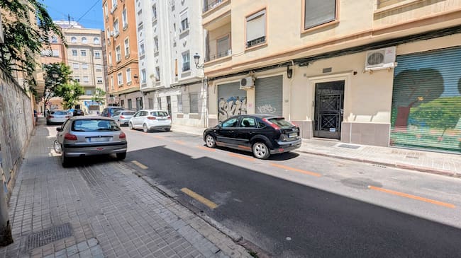 Vehículos mal estacionados en el barrio de La Petxina.
