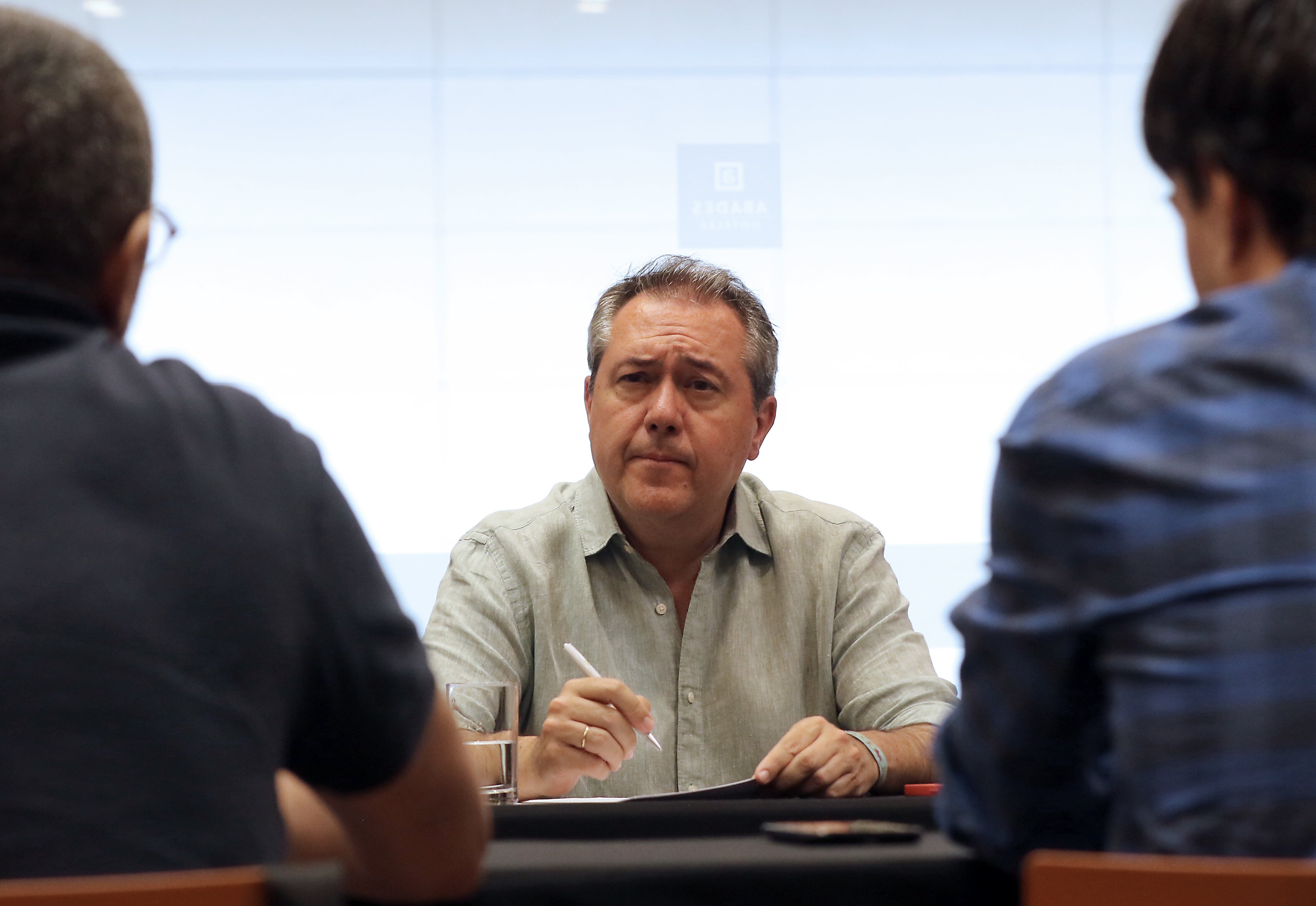 GRANADA 08/05/2022 El candidato por el PSOE a la presidencia de la junta de Andalucía, Juan Espadas se reúne con el comité de empresa de Cetursa este miércoles en Granada.- EFE/Pepe Torres
